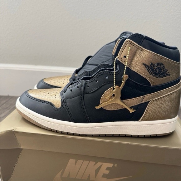 Jordan Men\'s Black and Gold High-Top Sneakers